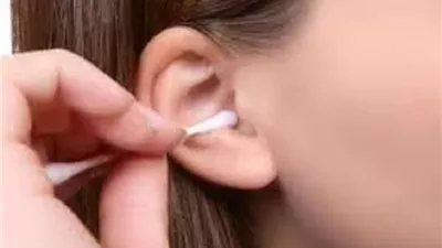طبيب يحذر من أعواد تنظيف الأذن