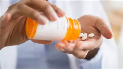 حكم تناول الأدوية فى رمضان إذا صادف جرعتها وقت الصيام؟