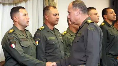 وزير الدفاع يلتقى عدداً من قادة الوحدات والوحدات الفرعية بالجيشين الثانى والثالث الميدانيين