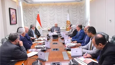 وزيرالعمل يطمئن المستثمرين: إزالة أي عقبات تواجه صناعة الملابس الجاهزة