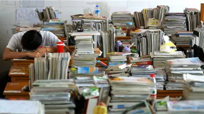 هل يجوز الاتكاء على كتاب فيه آيات قرآنية؟.. الإفتاء توضح