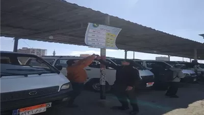 وضع ملصقات على سيارات الأجرة بتعريفة الركوب الجديدة بالشرقية