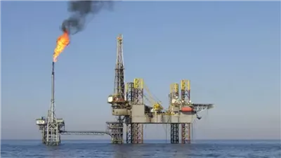 اضطراب ملحوظ في أسواق النفط بعد إغلاق مضيق هرمز
