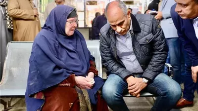 مكي يستجيب لطلب سيدة مسنة خلال جولته بالرياض