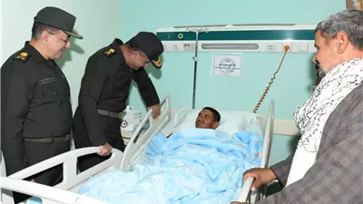 وزير الدفاع يزور المصابين بمجمع الجلاء الطبى للقوات المسلحة