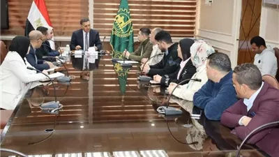 محافظ القليوبية يبحث تطوير النقل الداخلي بأسطول أتوبيسات حديث
