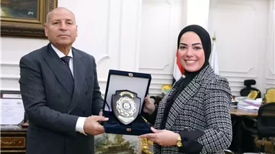 محافظ القاهرة يهدى الإعلامية آية عبد الرحمن درع المحافظة