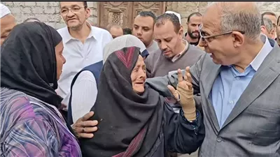 حكاية بيت انهار.. ومسؤول أعاد الأمان لقلب سيدة مسنة