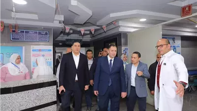 محافظ دمياط يفاجئ مستشفى كفر سعد ويشيد بجهود العاملين