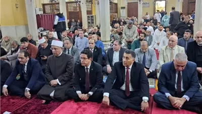 محافظ القليوبية ورئيس جامعة بنها يؤديان صلاة عيد الفطر بمسجد ناصر