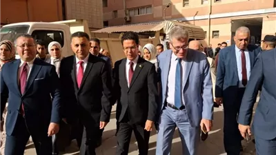 محافظ القليوبية يتفقد مستشفيات جامعة بنها ويهنئ المرضى بعيد الفطر