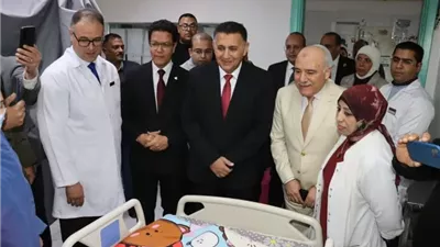 محافظ القليوبية ورئيس جامعة بنها يوزعان الهدايا على المرضى بالمستشفيات