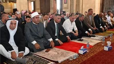 محافظ جنوب سيناء يؤدي صلاة الجمعة بمسجد المصطفى بشرم الشيخ