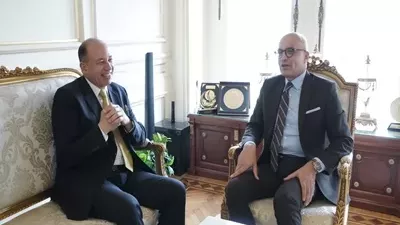 رئيس جامعة عين شمس يبحث تعزيز التعاون الأكاديمي مع جامعة المنصورة