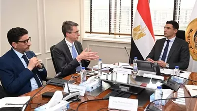 وزير الصناعة يبحث سبل دعم المشروعات الصناعية في مصر