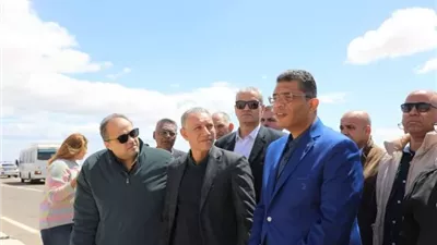 محافظ البحرالأحمر يتأكد من جاهزية البرابخ وحاجز التوجيه بالكيلو 8