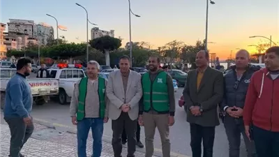 محافظ دمياط يشهد توزيع وجبات للعمال المشاركين في سحب مياه الأمطار