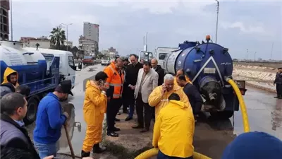 محافظ دمياط يتابع ميدانيا جهود شركةالمياه لسحب الأمطار من الشوارع