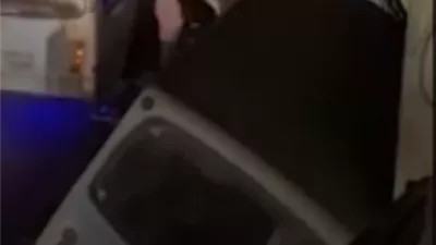 ميني باص يقتحم 