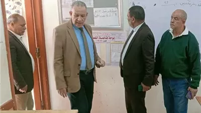 مدير تعليم أسيوط يتفقد مدارس منفلوط لمتابعة الجاهزية