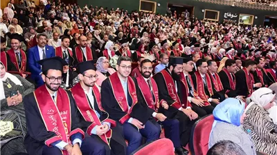 محافظ الإقليم ورئيس جامعة سوهاج يشهدان تخرج الدفعة 30 بكلية الطب