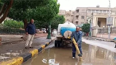 رئيس مدينة المنيا يتفقد إزالة تجمعات مياه الأمطار بمختلف المناطق
