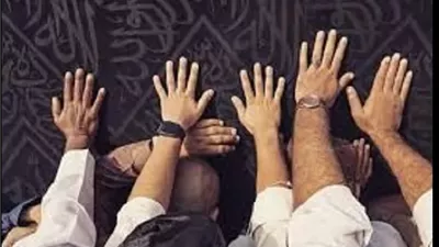 واقعة بصحن المطاف تُثير حكم التعلق بأستار الكعبة والتبرك بها