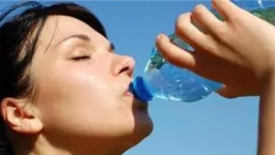ماذا يحدث لجسمك عند شرب الماء على الريق؟