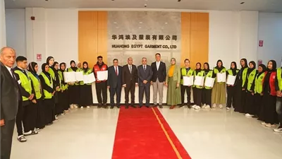 وزير العمل يختتم جولته بالإسماعيلية بزيارة مصانع للملابس الجاهزة
