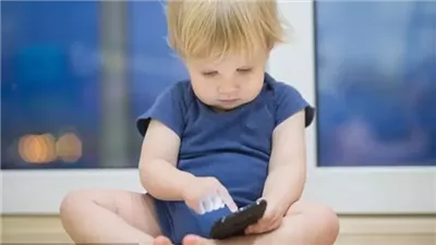هل تسبب الشاشات التوحد عند الأطفال؟ طبيب أعصاب يوضح المخاطر