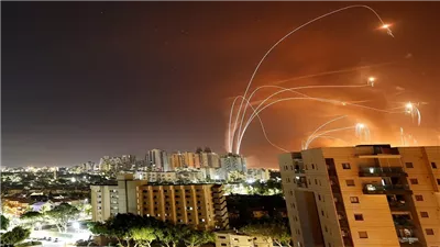 الجيش الإسرائيلي: سقوط شظايا صواريخ عنقودية في تل أبيب