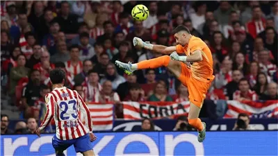 بطاقة حمراء للاعب أتلتيكو أمام برشلونة وتعادل 1/1 في شوط أول مثير