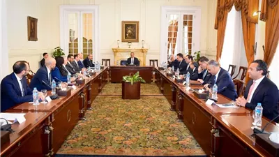 وزير الخارجية يبحث تعزيز الشراكة الاستثمارية مع وفد غرفة التجارة