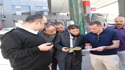 محافظ أسوان يفاجئ محطات الوقود ويؤكد : لا نقص فى المواد البترولية
