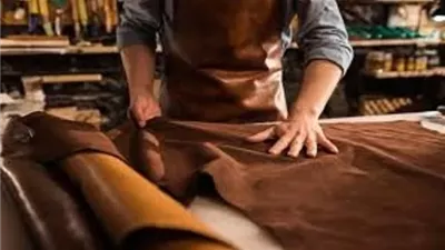 مركز صناعة الجلود يطالب بوقف استيراد الأحذية مؤقتاً لدعم الصناعة