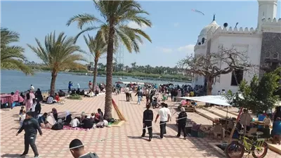 رئيس مدينة رشيد يتابع توافد المواطنين على قناطر ادفينا