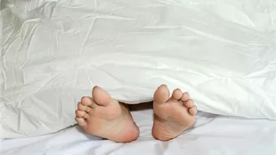 كيف تساعد حرارة القدمين على تنظيم النوم؟