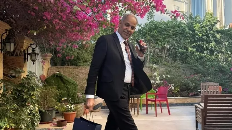 الفنان محمود البزاوى