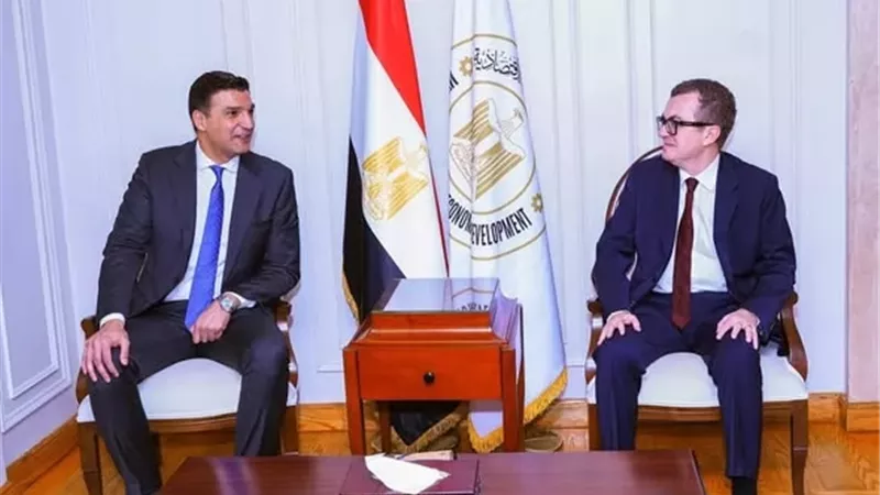 وزيرا التخطيط والصناعة