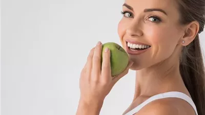 أطعمة بسيطة تمنحك ابتسامة أكثر بياضًا
