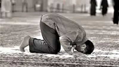 حكم قطع الصلاة لإنقاذ إنسان.. بين حفظ العبادة وحفظ النفس