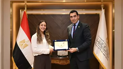 وزير الشباب يكرم هانيا الحمامي بعد تتويجها ببطولة الجونة الدولية