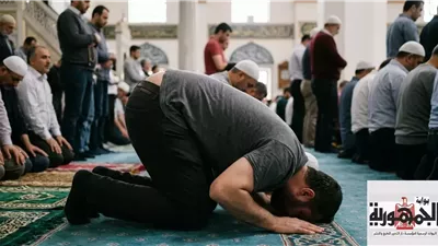 بيان حكم انكشاف بعض العورة في الصلاة عند الرجال