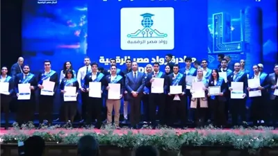 تفاصيل تكريم وزير الإتصالات لطلاب وخريجى الجامعة المصرية الروسية.. صور