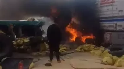 اشتعال النيران أثر تصادم سيارتين نقل على الطريق الدولي بكفر الشيخ