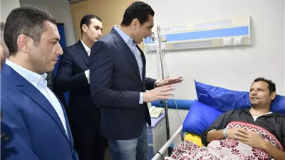 وزير الشباب يزور أحد عمال النظافة بنادي النادي