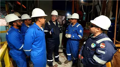 من قلب الصحراء.. وزير البترول يشارك العاملين ورديتهم الليلية بحفار EDC 73