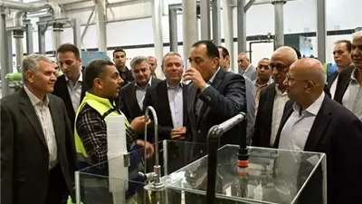 رئيس الوزراء يتفقد محطة تحلية مياه البحر بمدينة العريش