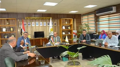 جامعة أسيوط تناقش تعزيز الهوية البصرية وخطط الاستدامة