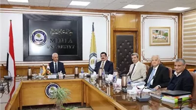 رئيس جامعة المنيا يترأس لجنة اختيار عميد كلية الطب